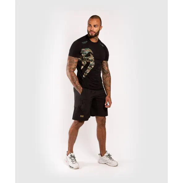 Camiseta Venum Giant Negro/Forest Camo