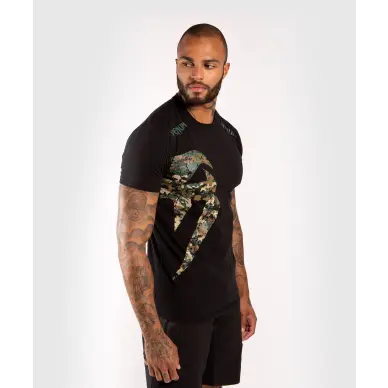 Camiseta Venum Giant Negro/Forest Camo - 9