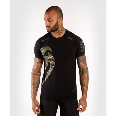 Camiseta Venum Giant Negro/Forest Camo - 10