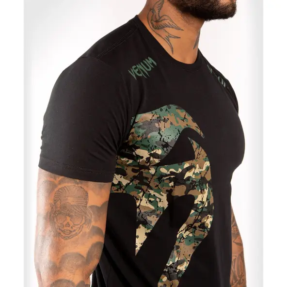 Camiseta Venum Giant Negro/Forest Camo