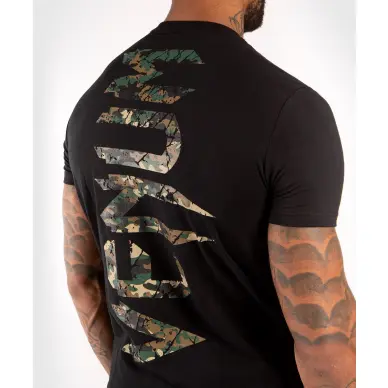 Camiseta Venum Giant Negro/Forest Camo - 12
