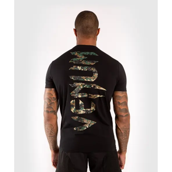 Camiseta Venum Giant Negro/Forest Camo