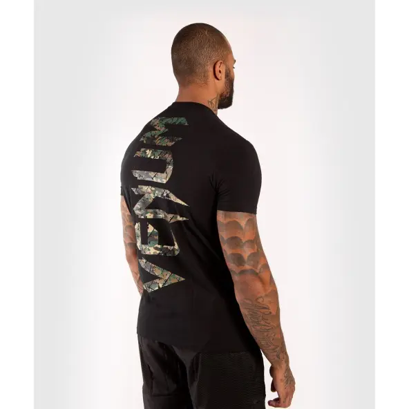 Camiseta Venum Giant Negro/Forest Camo