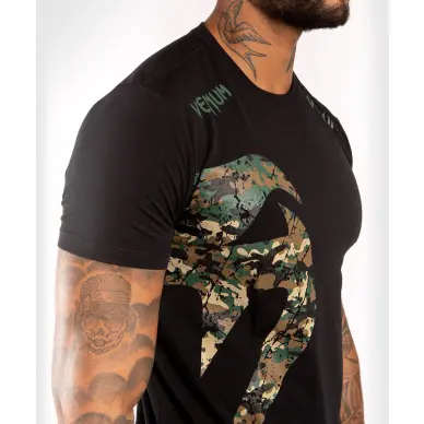 Camiseta Venum Giant Negro/Forest Camo - 18